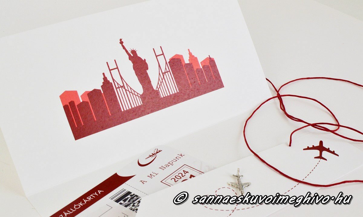 eskuvoi-meghivo-beszallokartya-sannaeskuvoimeghivo-2405011 Fehér papír tok rajta New York látképe és piros beszállókártya meghívó
