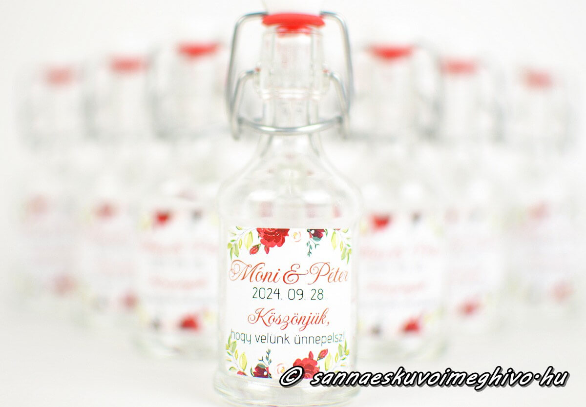 koszonetajandek-mini-uveg-sannaeskuvoimeghivo-2503292 Köszönetajándék mini pálinkás üveg piros virágos matricával