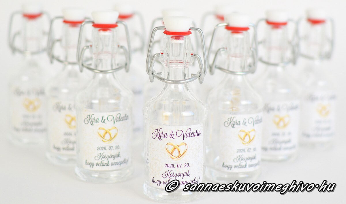 koszonetajandek-mini-uveg-sannaeskuvoimeghivo-2503294 Köszönetajándék mini pálinkás üveg gyűrűs matricával