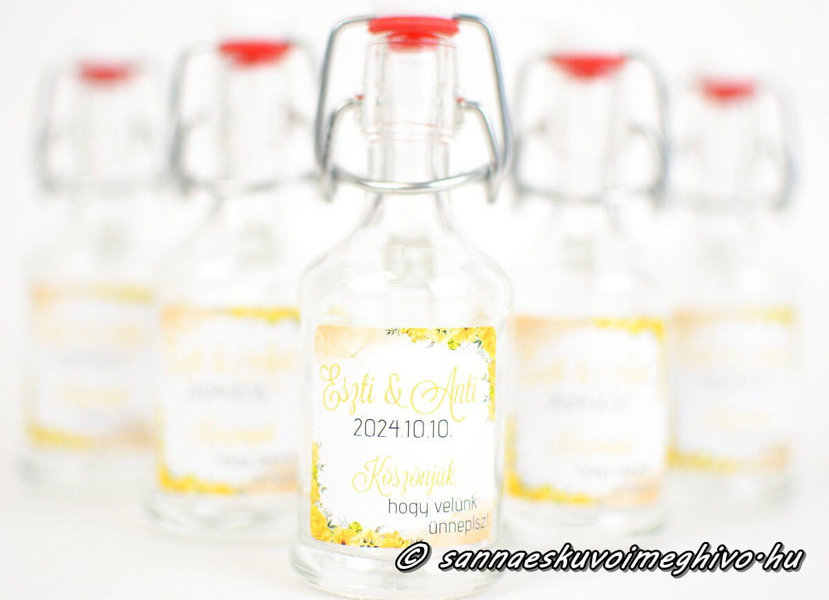 koszonetajandek-mini-uveg-sannaeskuvoimeghivo-2503295 Köszönetajándék mini pálinkás üveg sárga virágos matricával