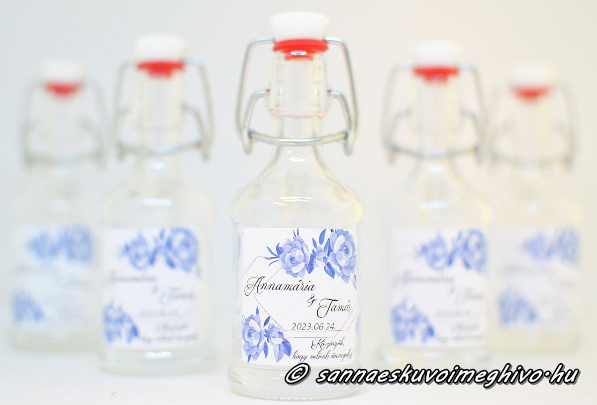 koszonetajandek-mini-uveg-sannaeskuvoimeghivo-25033002 Köszönetajándék mini pálinkás üvegen kék virágos matrica