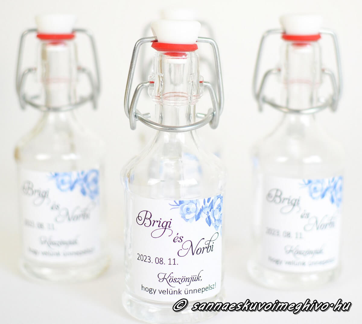 koszonetajandek-mini-uveg-sannaeskuvoimeghivo-25033006 Köszönetajándék mini pálinkás üvegen kék virágos matrica