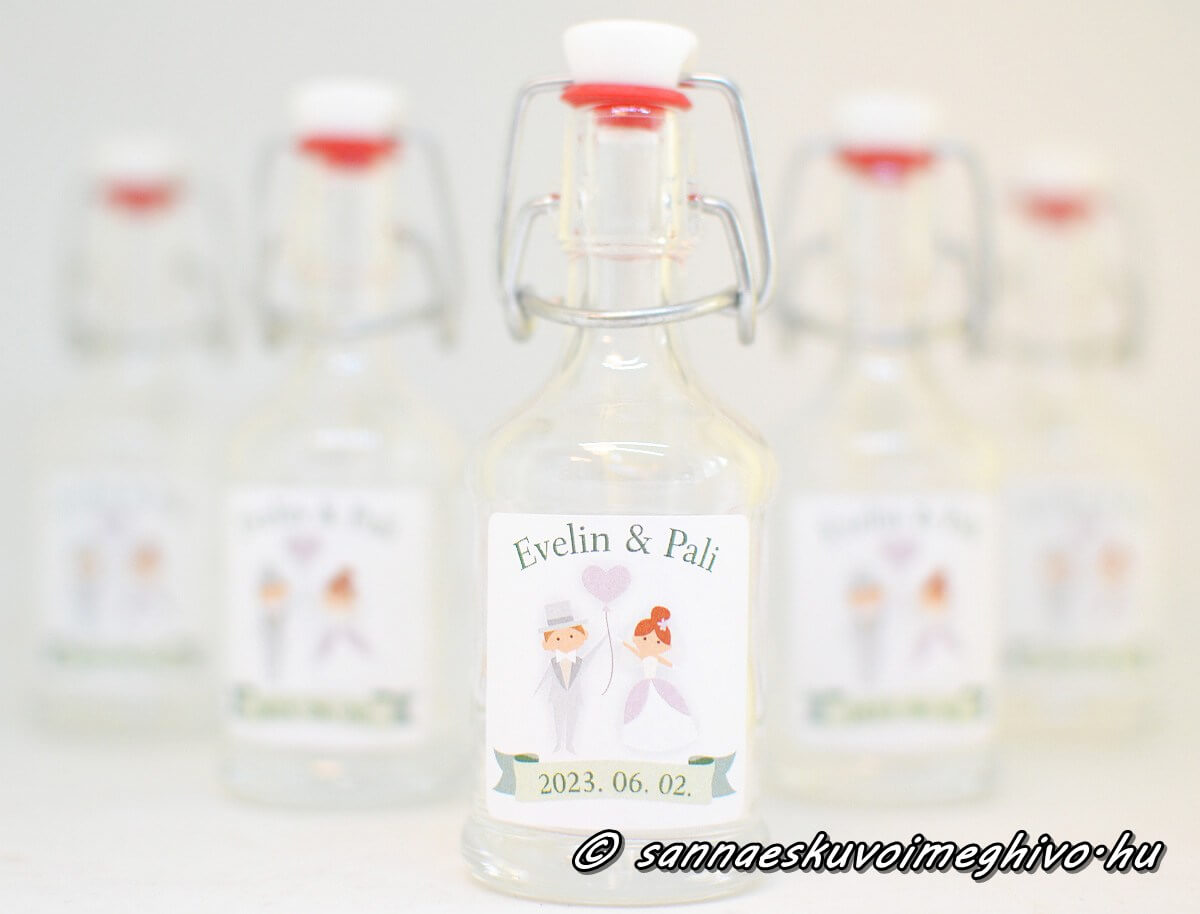 koszonetajandek-mini-uveg-sannaeskuvoimeghivo-25033009 Köszönetajándék mini pálinkás üvegen rajzos ifjú pár matrica
