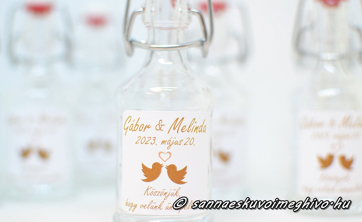 koszonetajandek-mini-uveg-sannaeskuvoimeghivo-25033010 Köszönetajándék mini pálinkás üvegen szerelmes madaras matrica