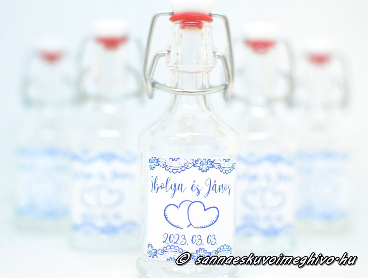 koszonetajandek-mini-uveg-sannaeskuvoimeghivo-25033011 Köszönetajándék mini pálinkás üvegen kék szíves és virágos matrica