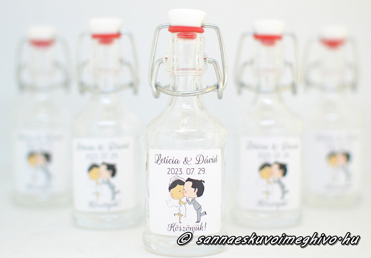koszonetajandek-mini-uveg-sannaeskuvoimeghivo-25033014 Köszönetajándék mini pálinkás üvegen szerelmes rajzos ifjú pár matrica