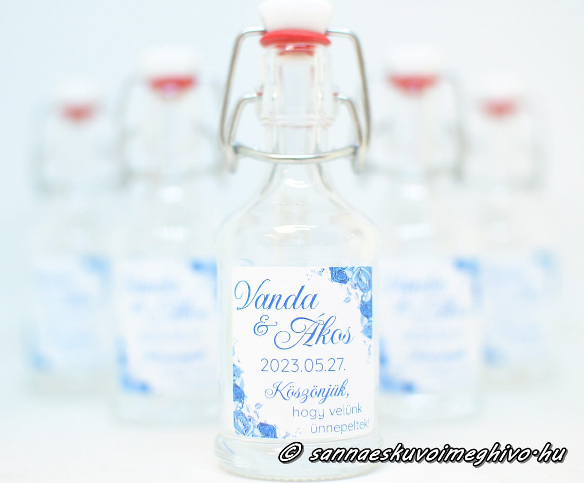 koszonetajandek-mini-uveg-sannaeskuvoimeghivo-25033021 Köszönetajándék mini pálinkás üvegen kék virágos matrica