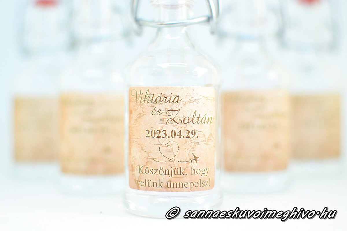 koszonetajandek-mini-uveg-sannaeskuvoimeghivo-25033023 Köszönetajándék mini pálinkás üvegen utazós témájú matrica