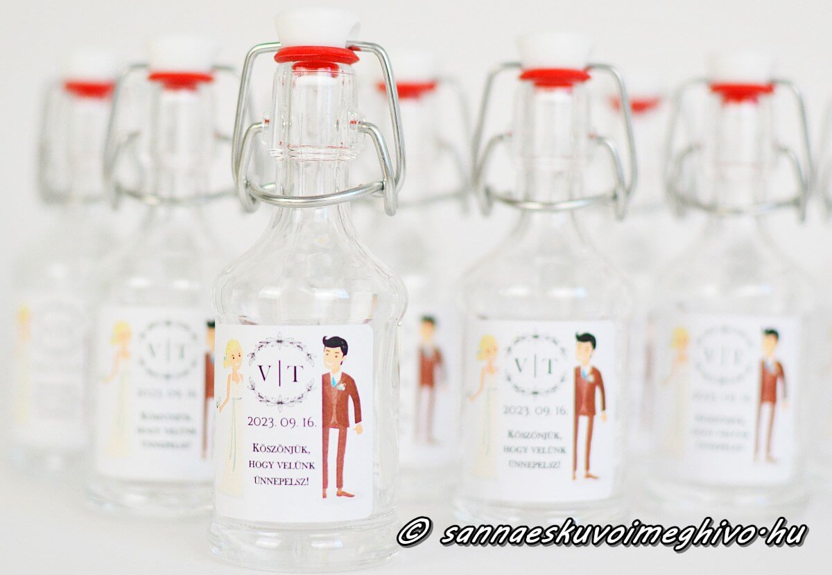 koszonetajandek-mini-uveg-sannaeskuvoimeghivo-25033024 Köszönetajándék mini pálinkás üvegen ifjú pár matrica