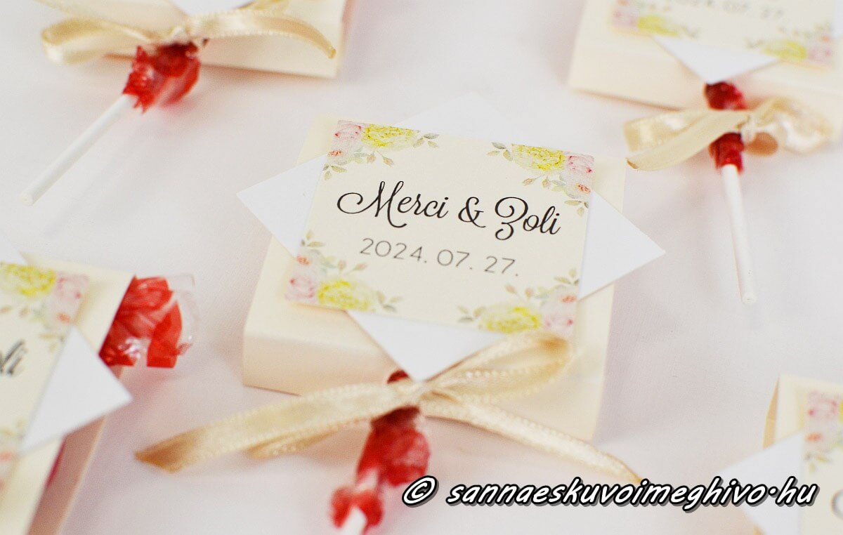 koszonetajandek-nyaloka-sannaeskuvoimeghivo-240523 Nyalóka köszönetajándék vajszínű papíron apró sárga virágokkal