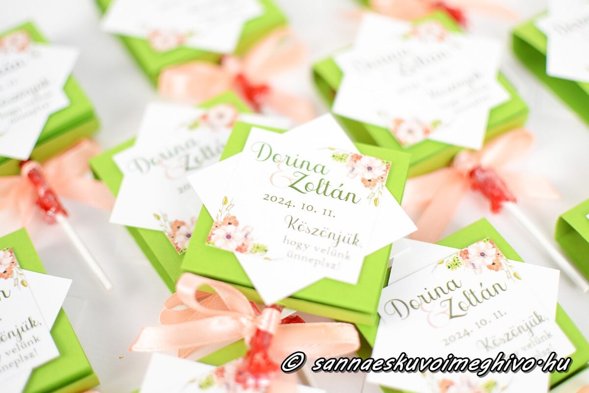 nyaloka-eskuvoi-koszonetajandek-sannaeskuvoimeghivo-2409153 Nyalóka esküvői köszönetajándék zöld és fehér papírokból virágcsokrokkal díszítve