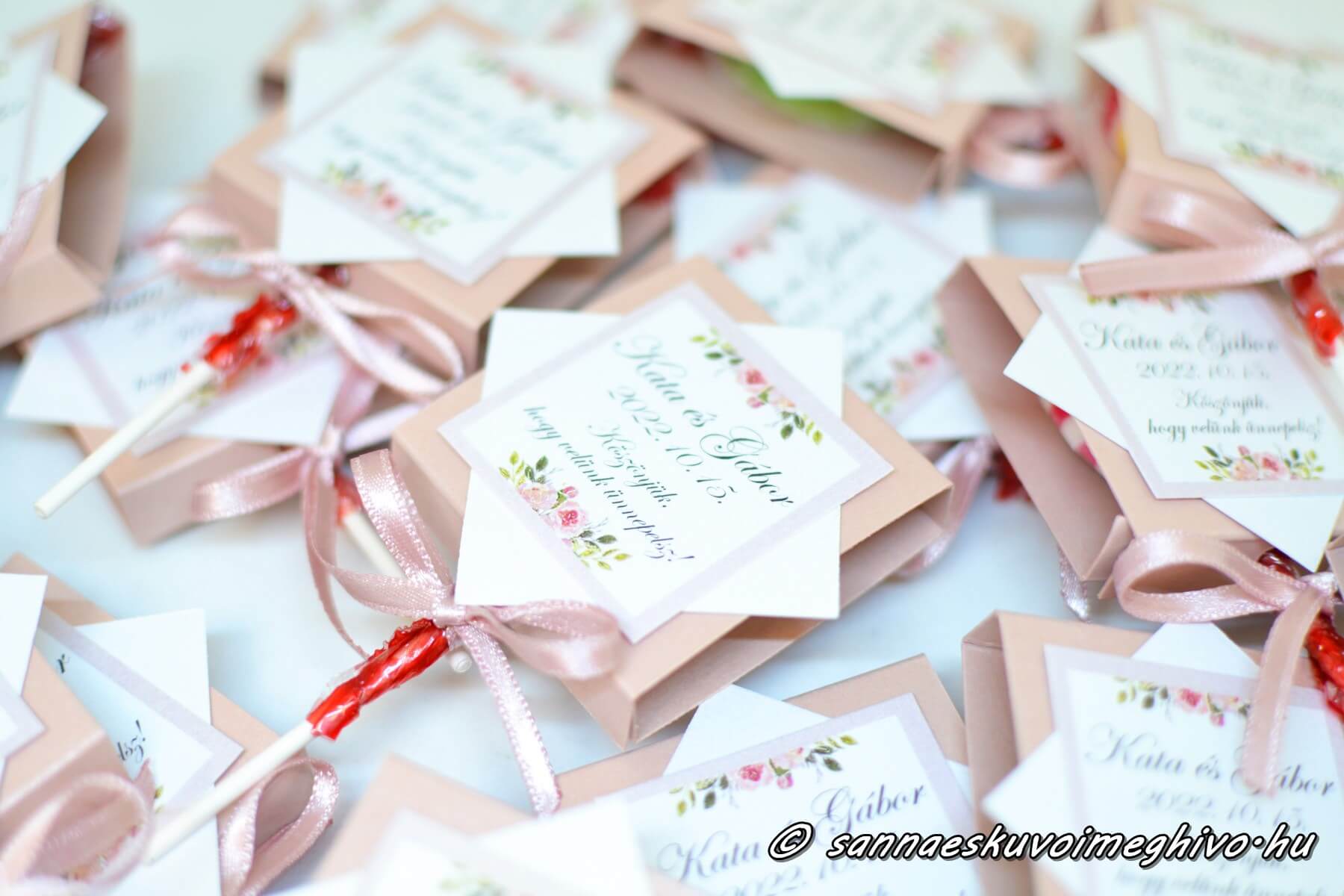 nyaloka-vendegajandek-sannaeskuvoimeghivo-2309104 Vendégajándék nyalóka virágokkal díszítve