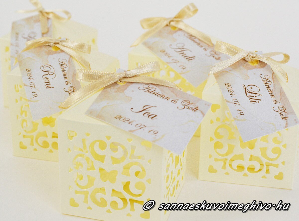 koszonoajandek-piramis-sannaeskuvoimeghivo-2504063 Köszönőajándék doboz sárga papírból barna betűkkel