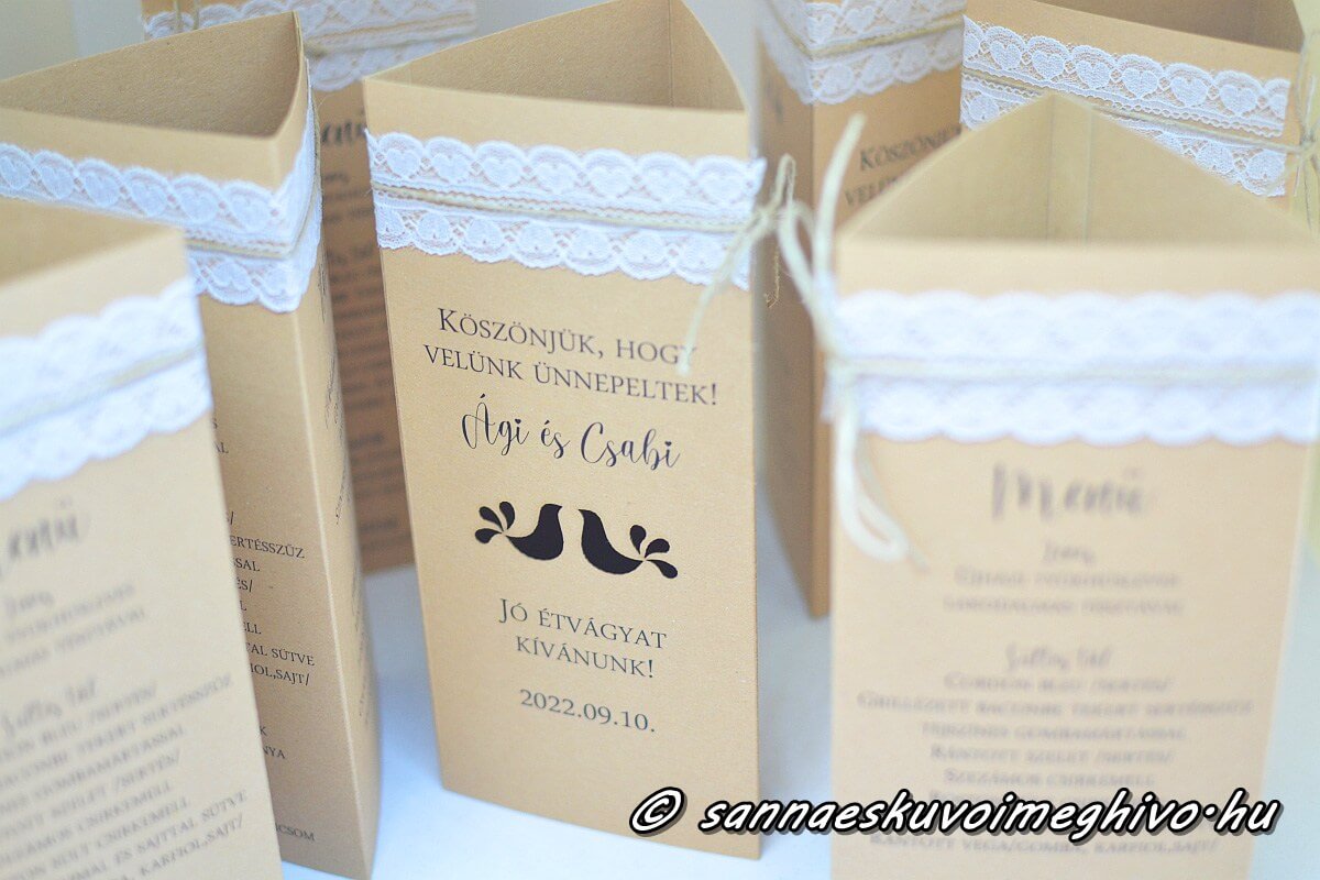 menuharomszog-vintage-sannaeskuvoimeghivo-250329 Menüháromszög vintage hangulatban csipkével spárgával díszítve