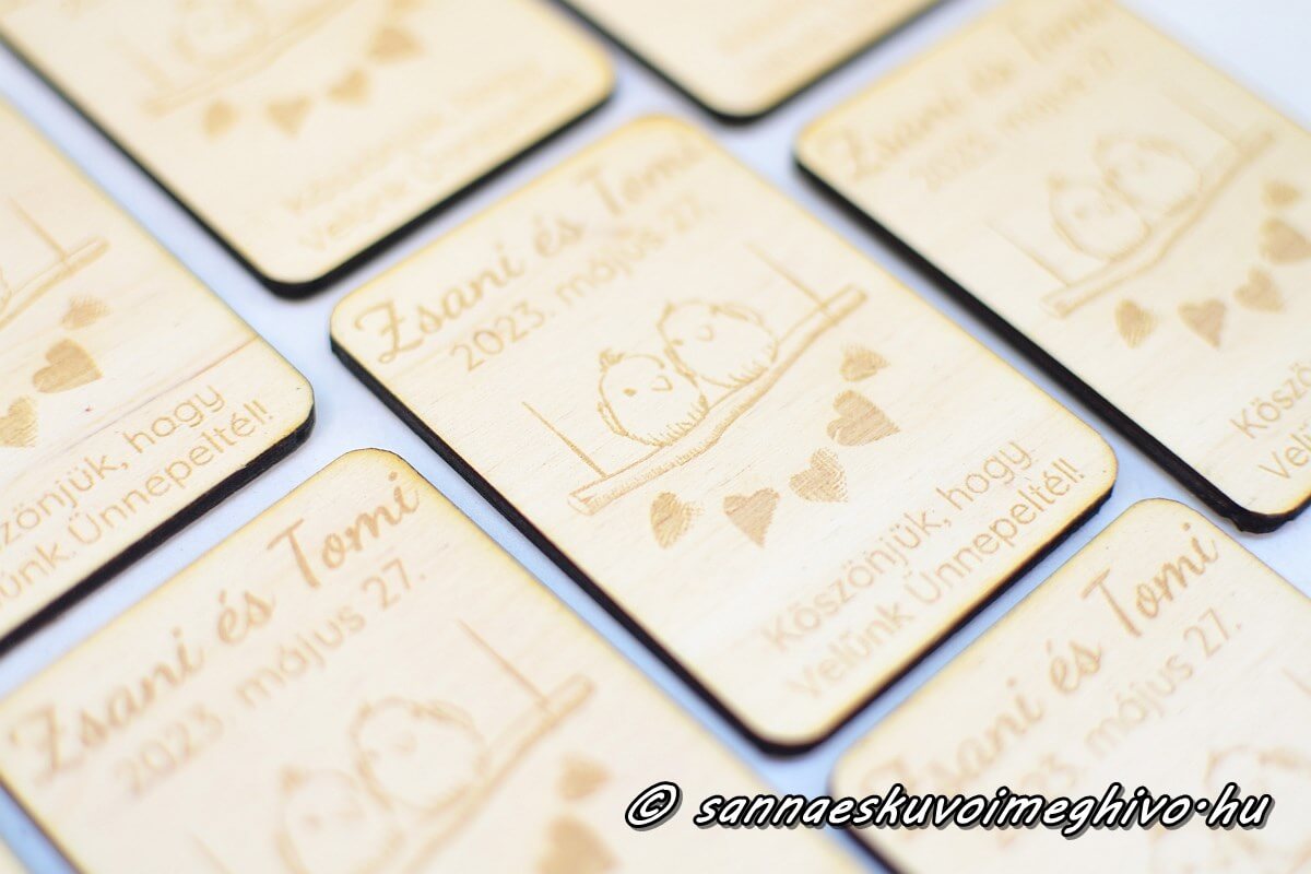 hutomagnes-koszonoajandek-sannaeskuvoimeghivo-2406111 Lézergravírozott fa hűtőmágnes szerelmes madarak grafika