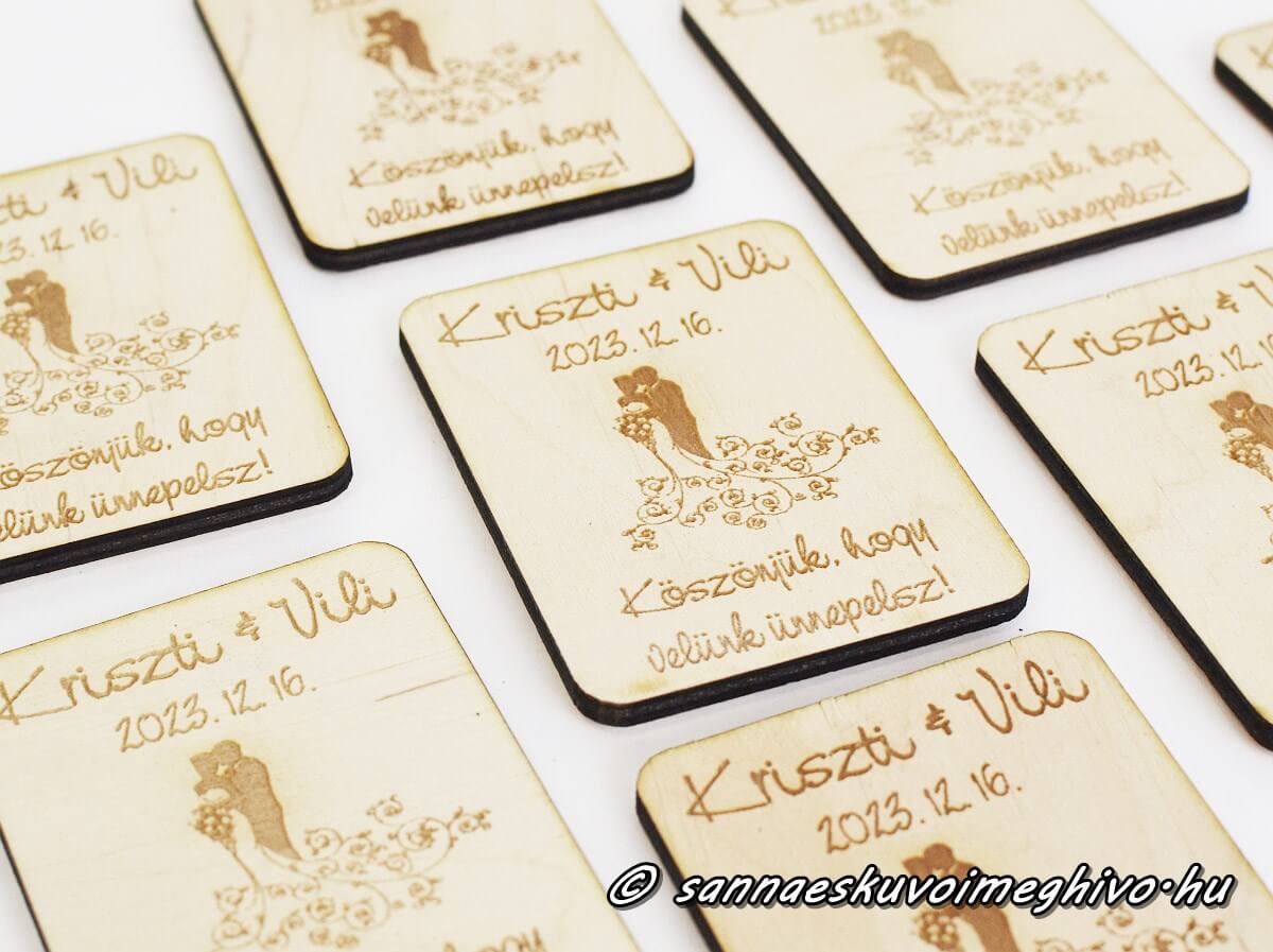 hutomagnes-koszonoajandek-sannaeskuvoimeghivo-2406112 Lézergravírozott fa hűtőmágnes esküvős fodros grafika