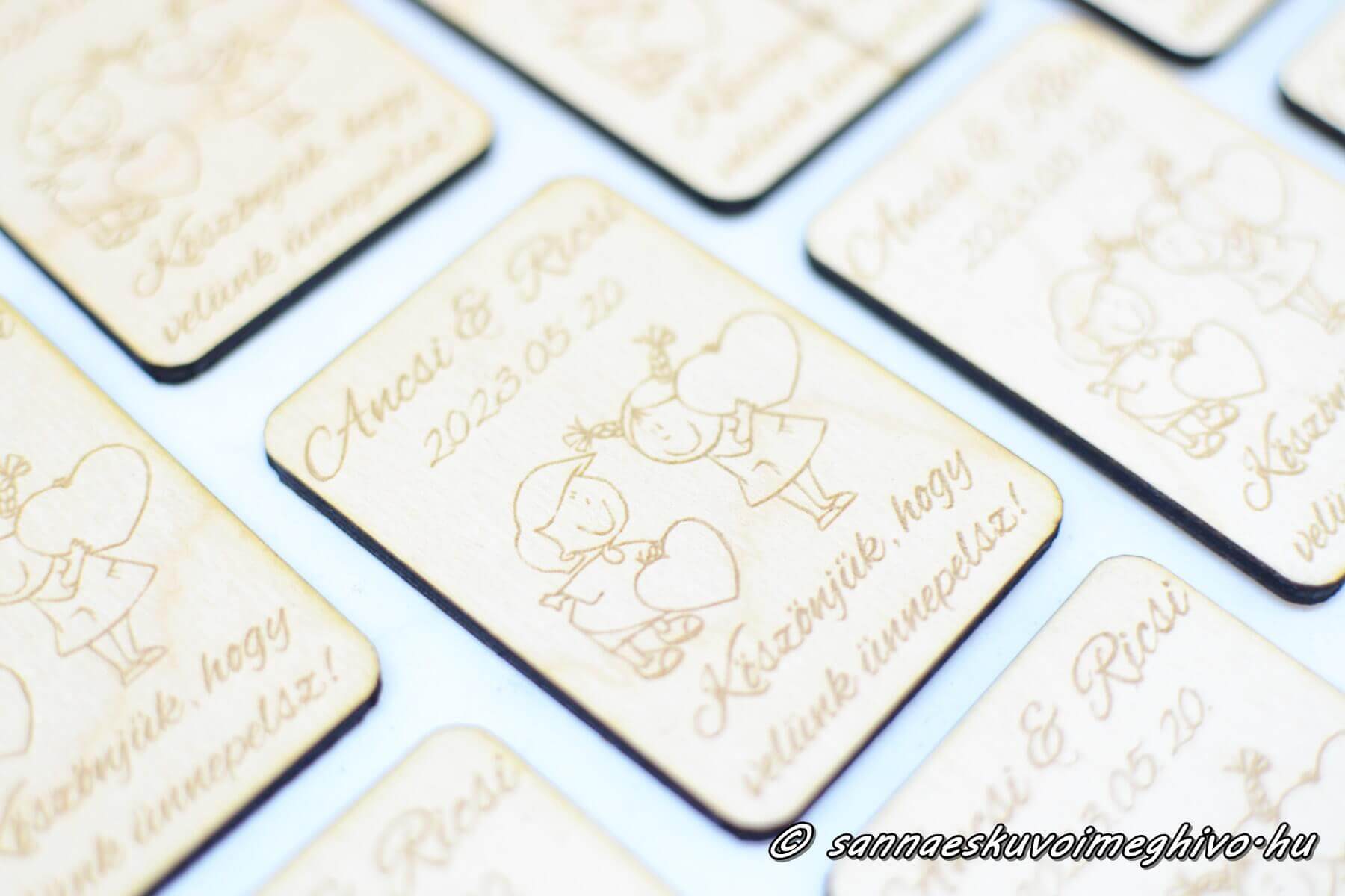 hutomagnes-koszonoajandek-sannaeskuvoimeghivo-2406114 Lézergravírozott fa hűtőmágnes esküvős rajz
