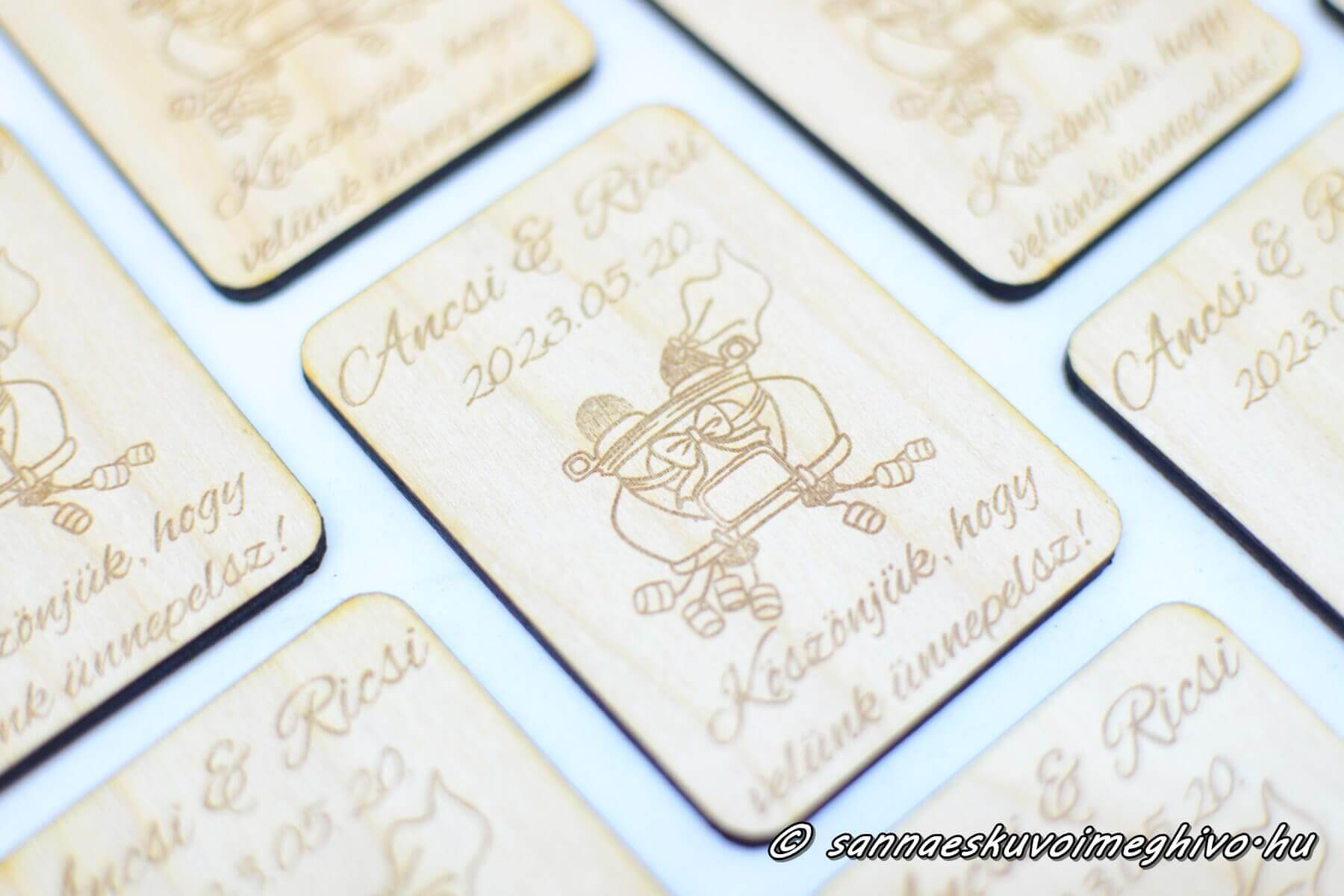 hutomagnes-koszonoajandek-sannaeskuvoimeghivo-2406115 Lézergravírozott fa hűtőmágnes esküvős autó grafika