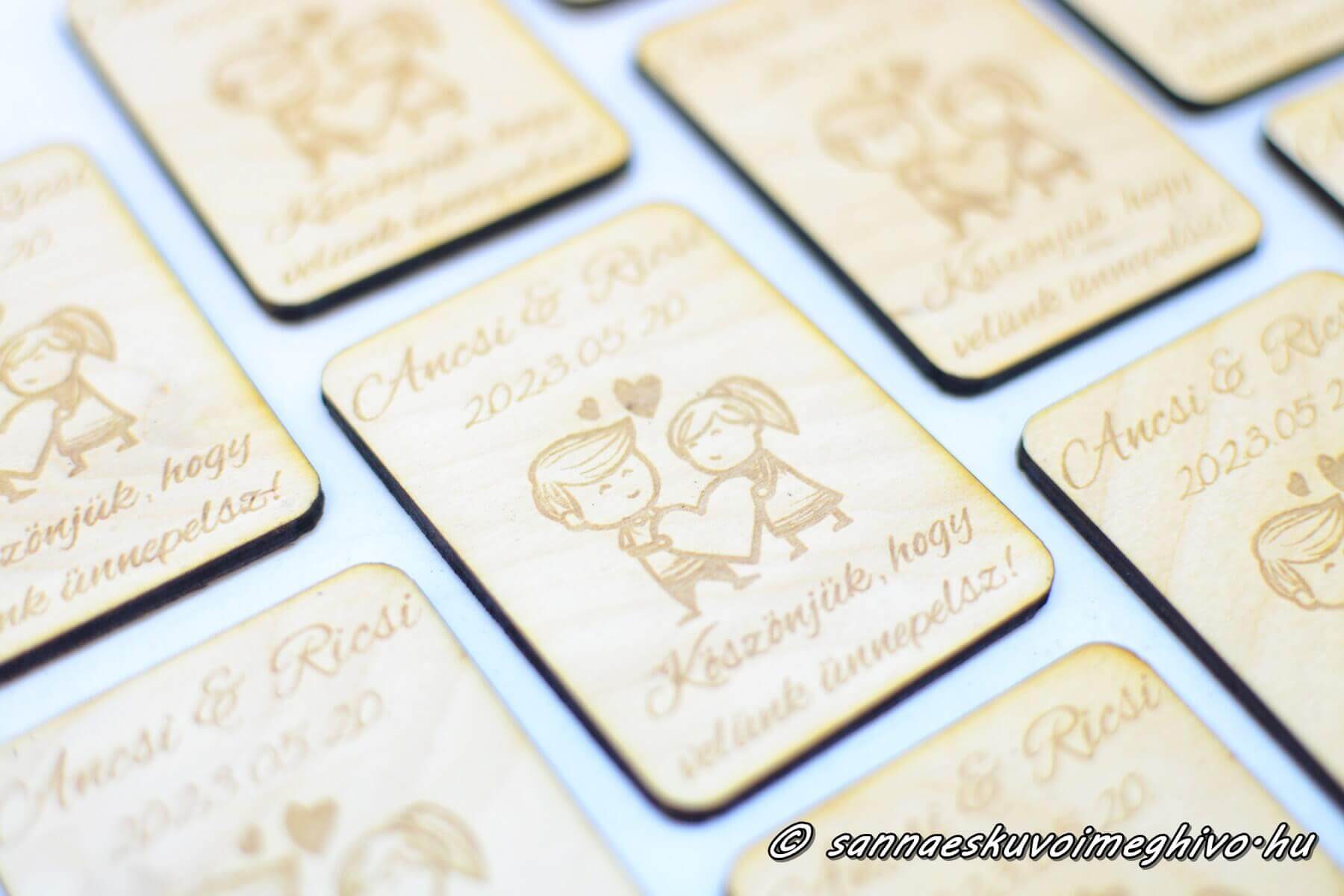 hutomagnes-koszonoajandek-sannaeskuvoimeghivo-2406116 Lézergravírozott fa hűtőmágnes esküvős grafika
