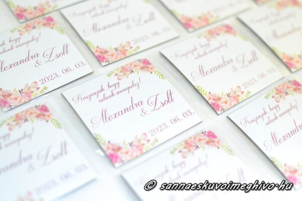 Esk&uuml;vői hűtőm&aacute;gnes sz&iacute;nes vir&aacute;gcsokorral