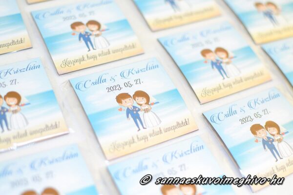 Esküvői hűtőmágnes tengerparton rajzolt ifjú pár