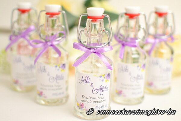 Köszönetajándék mini pálinkás üvegen lila virágos matrica és lila szalag