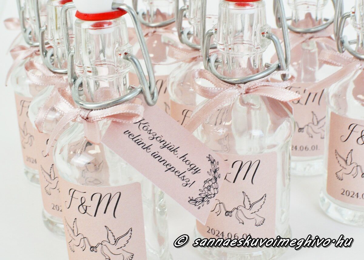koszonetajandek-mini-uveg-uzenettel-sannaeskuvoimeghivo-2503302 Köszönetajándék mini pálinkás üvegen szerelmes madarak matrica és barack szalag
