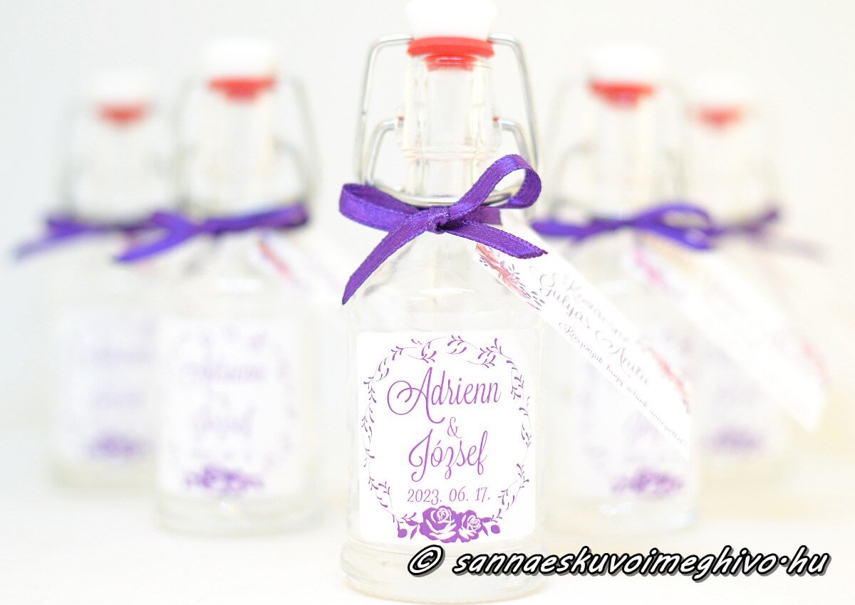 koszonetajandek-mini-uveg-uzenettel-sannaeskuvoimeghivo-2503303 Köszönetajándék mini pálinkás üvegen lila virágos matrica és lila szalag