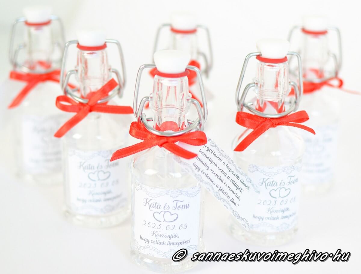 koszonetajandek-mini-uveg-uzenettel-sannaeskuvoimeghivo-2503304 Köszönetajándék mini pálinkás üvegen kék szíves matrica és piros szalag