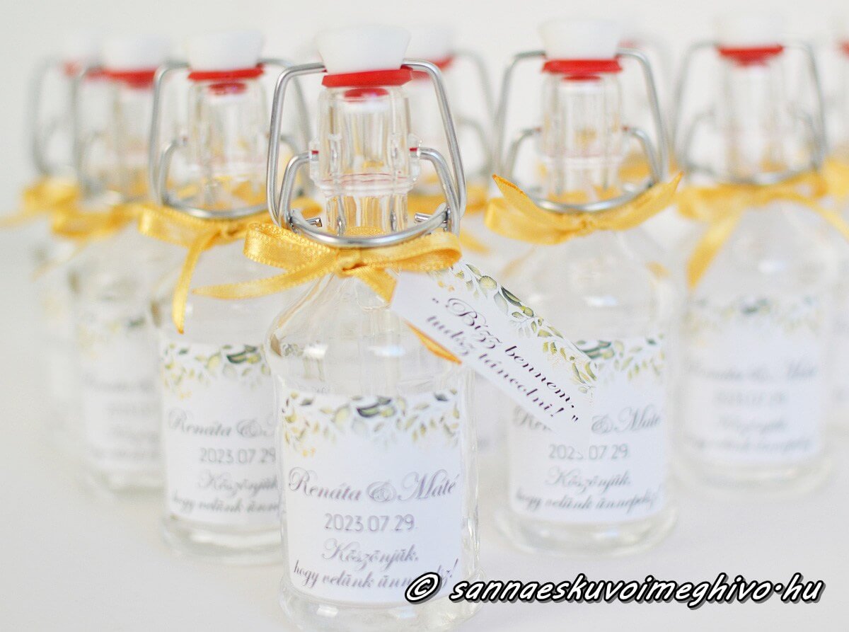 koszonetajandek-mini-uveg-uzenettel-sannaeskuvoimeghivo-2503305 Köszönetajándék mini pálinkás üvegen kék szíves matrica és sárga szalag