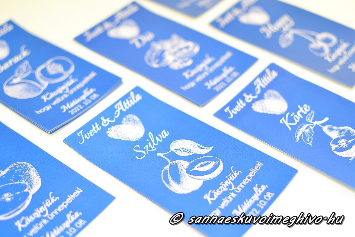 eskuvoi-matrica-sannaeskuvoimeghivo-2408283 Esküvői matrica kék papíron fehér nyomattal