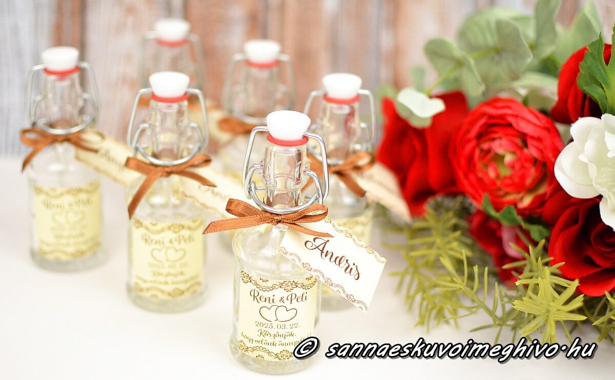 koszonetajandek-mini-uveg-ultetokartyaval-sannaeskuvoimeghivo-2503301 Köszönetajándék mini pálinkás üveg Ültetőkártyával barna betűkkel matrica és barna szalag