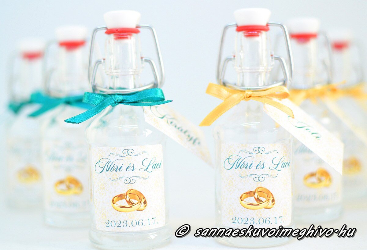 koszonetajandek-mini-uveg-ultetokartyaval-sannaeskuvoimeghivo-25033010 Köszönetajándék mini pálinkás üveg Ültetőkártyával a sötétzöld matrica arany gyűrűkkel