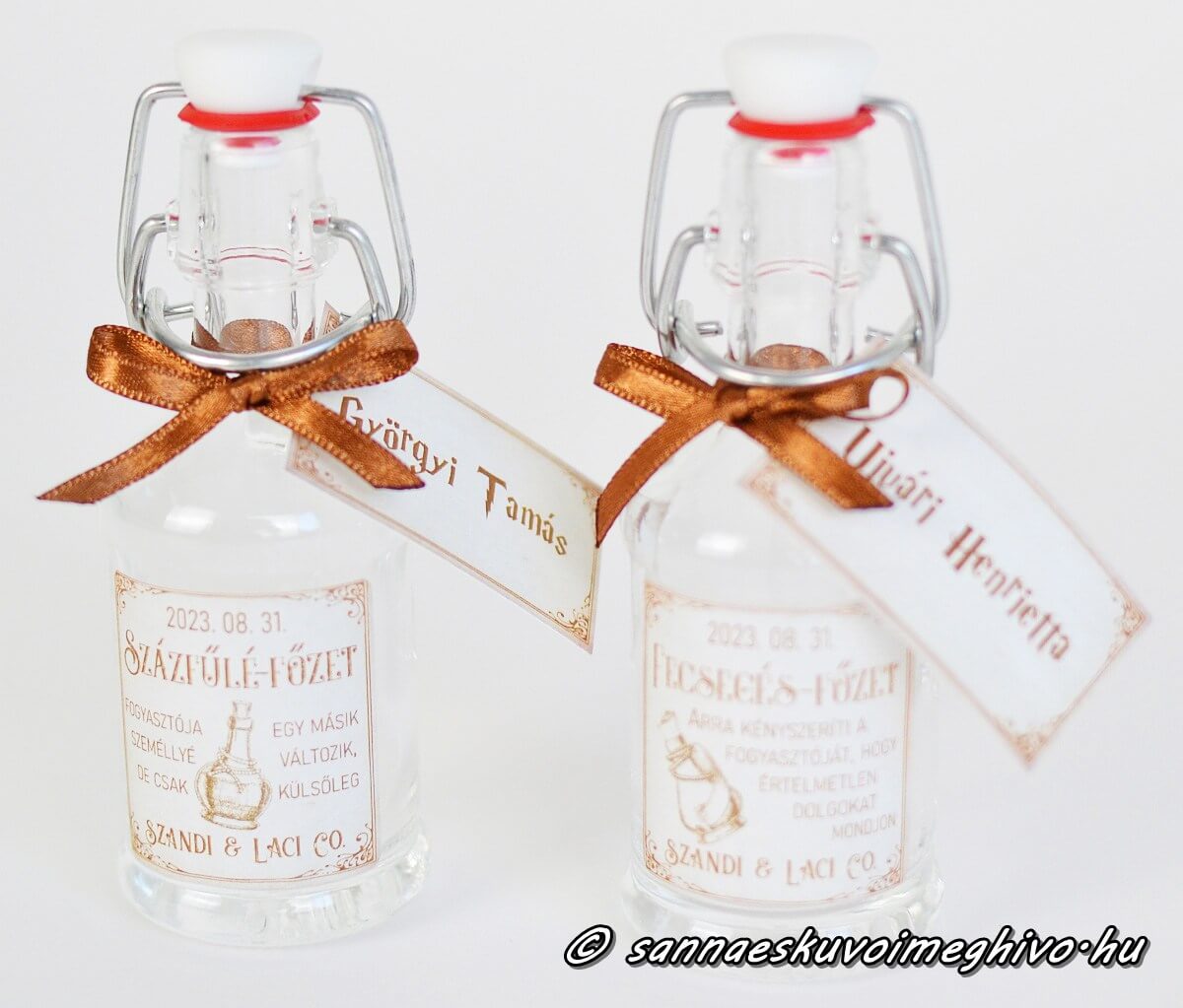 koszonetajandek-mini-uveg-ultetokartyaval-sannaeskuvoimeghivo-25033011 Köszönetajándék mini pálinkás üveg Ültetőkártyával a sötétzöld matrica Harry Potter témával és barna szalag