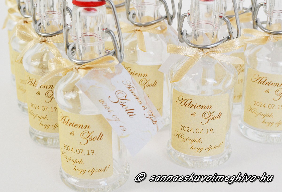 koszonetajandek-mini-uveg-ultetokartyaval-sannaeskuvoimeghivo-2503302 Köszönetajándék mini pálinkás üveg Ültetőkártyával barna betűkkel matrica és krém színű szalag