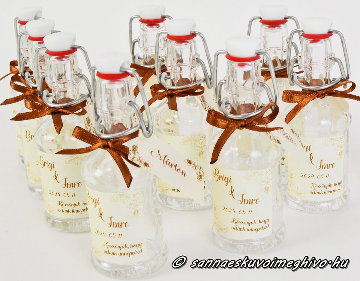 koszonetajandek-mini-uveg-ultetokartyaval-sannaeskuvoimeghivo-2503303 Köszönetajándék mini pálinkás üveg Ültetőkártyával barna betűkkel matrica és barna szalag