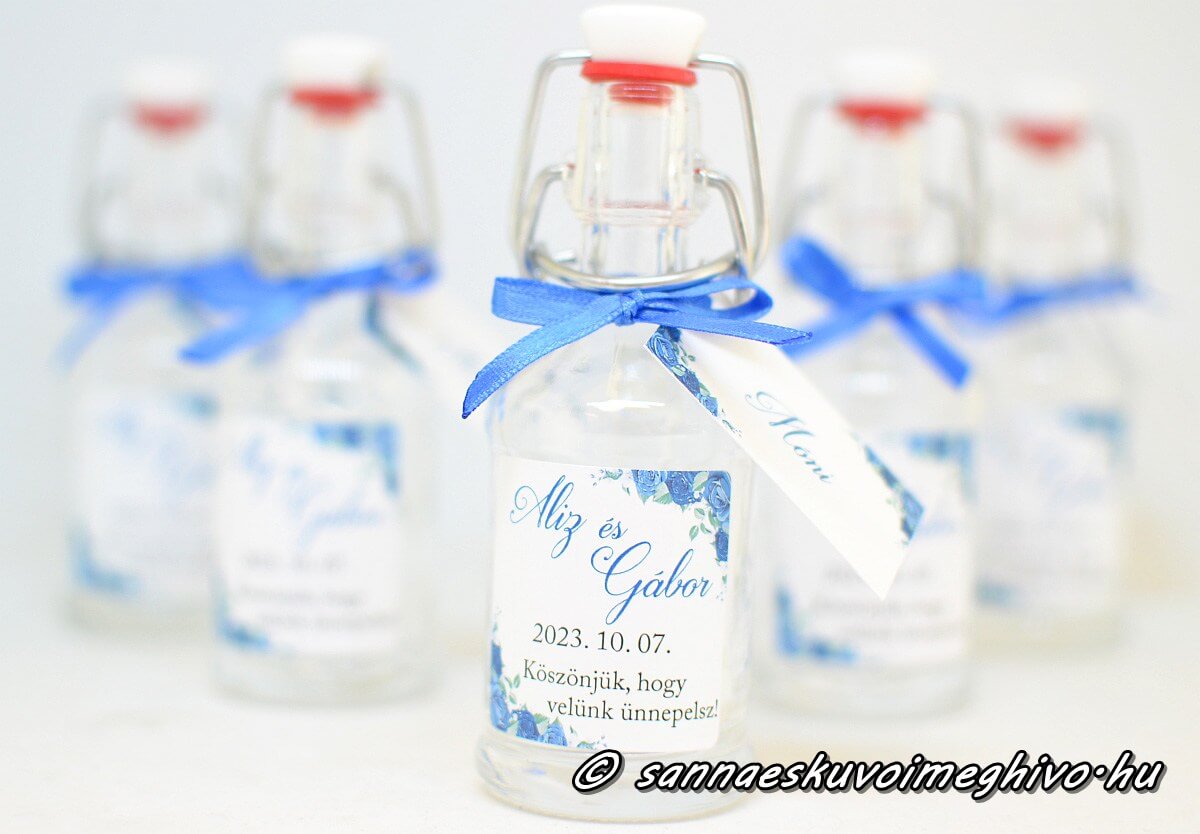 koszonetajandek-mini-uveg-ultetokartyaval-sannaeskuvoimeghivo-2503304 Köszönetajándék mini pálinkás üveg Ültetőkártyával a matrica kék virágokkal és kék szalag