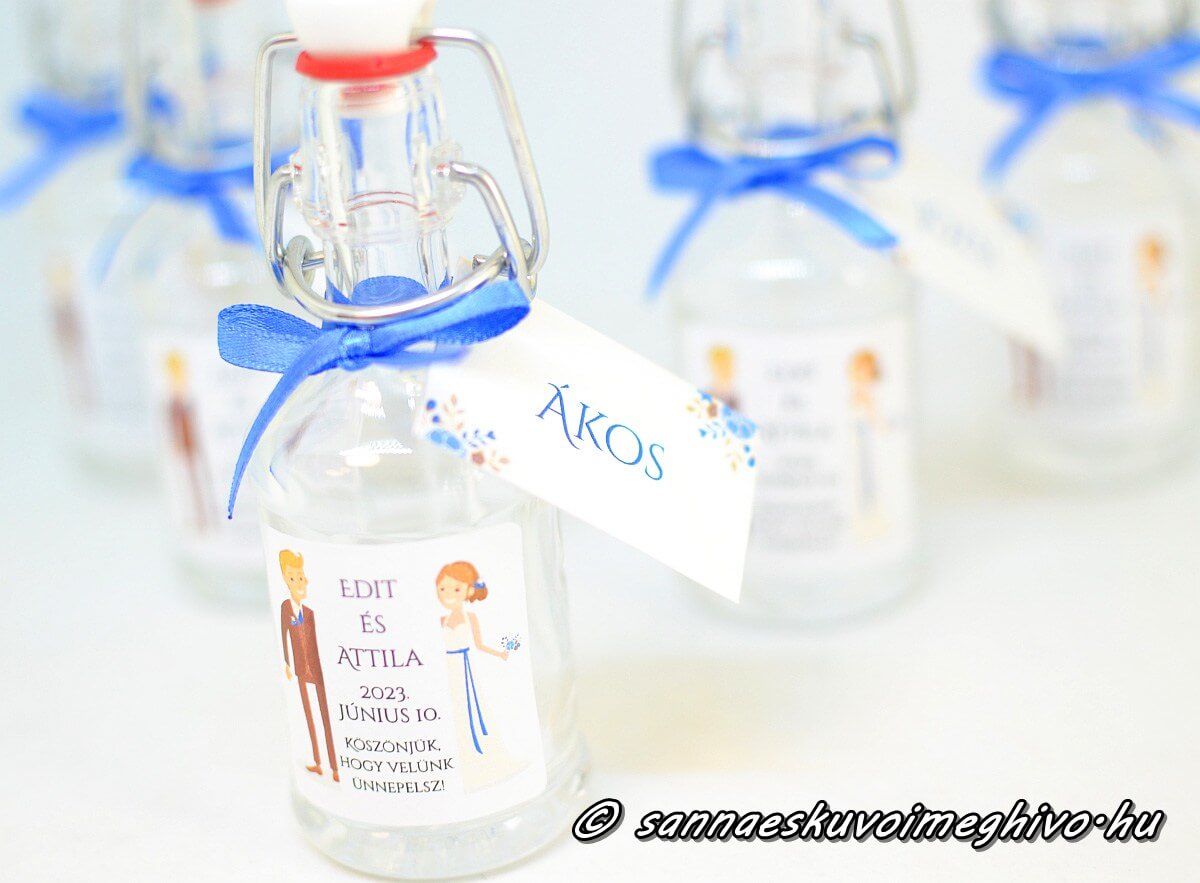 koszonetajandek-mini-uveg-ultetokartyaval-sannaeskuvoimeghivo-2503305 Köszönetajándék mini pálinkás üveg Ültetőkártyával a matrica rajzzal és kék szalag