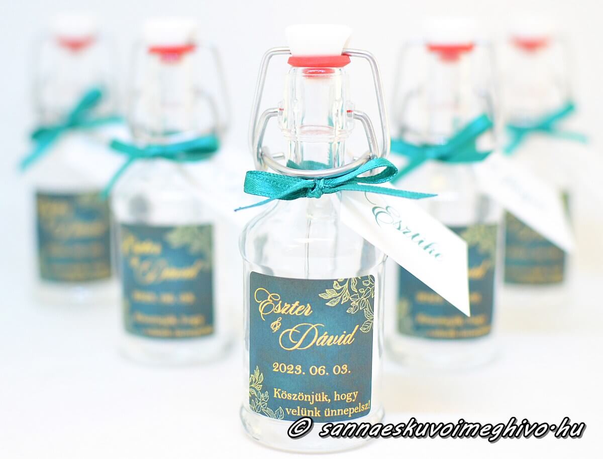 koszonetajandek-mini-uveg-ultetokartyaval-sannaeskuvoimeghivo-2503306 Köszönetajándék mini pálinkás üveg Ültetőkártyával a sötétzöld matrica arany betűkkel rajzzal és türkiz szalag
