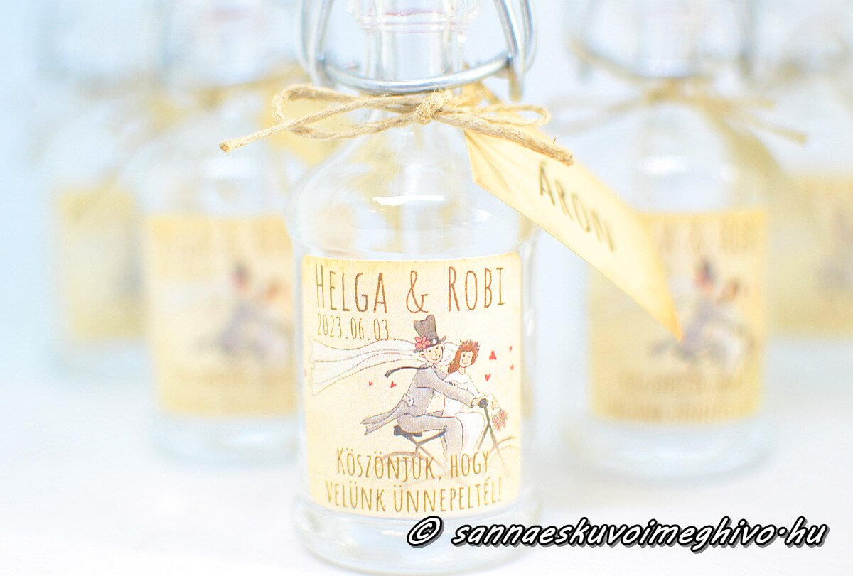 koszonetajandek-mini-uveg-ultetokartyaval-sannaeskuvoimeghivo-2503307 Köszönetajándék mini pálinkás üveg Ültetőkártyával a sötétzöld matrica vicces rajzzal rajzzal és sárga szalag