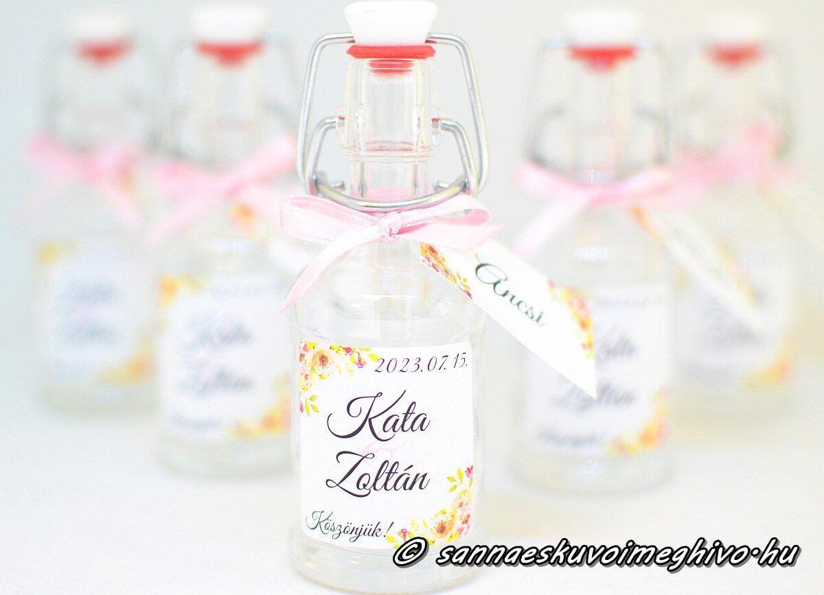 koszonetajandek-mini-uveg-ultetokartyaval-sannaeskuvoimeghivo-2503308 Köszönetajándék mini pálinkás üveg Ültetőkártyával a sötétzöld matrica napraforgókkal és barack szalag