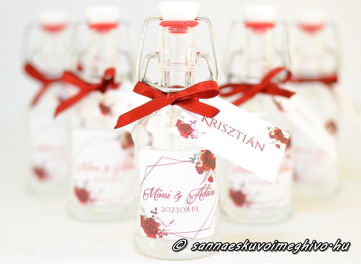 koszonetajandek-mini-uveg-ultetokartyaval-sannaeskuvoimeghivo-2503309 Köszönetajándék mini pálinkás üveg Ültetőkártyával a sötétzöld matrica piros virágokkal és bordó szalag