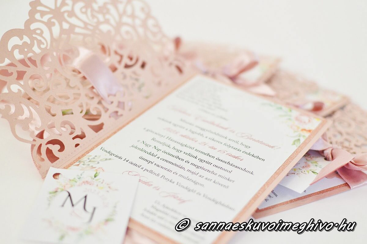 eskuvoi-meghivo-rosetta-sannaeskuvoimeghivo-2405191 Rosetta esküvői meghívóm kinyitva barack és fehér papírokkal