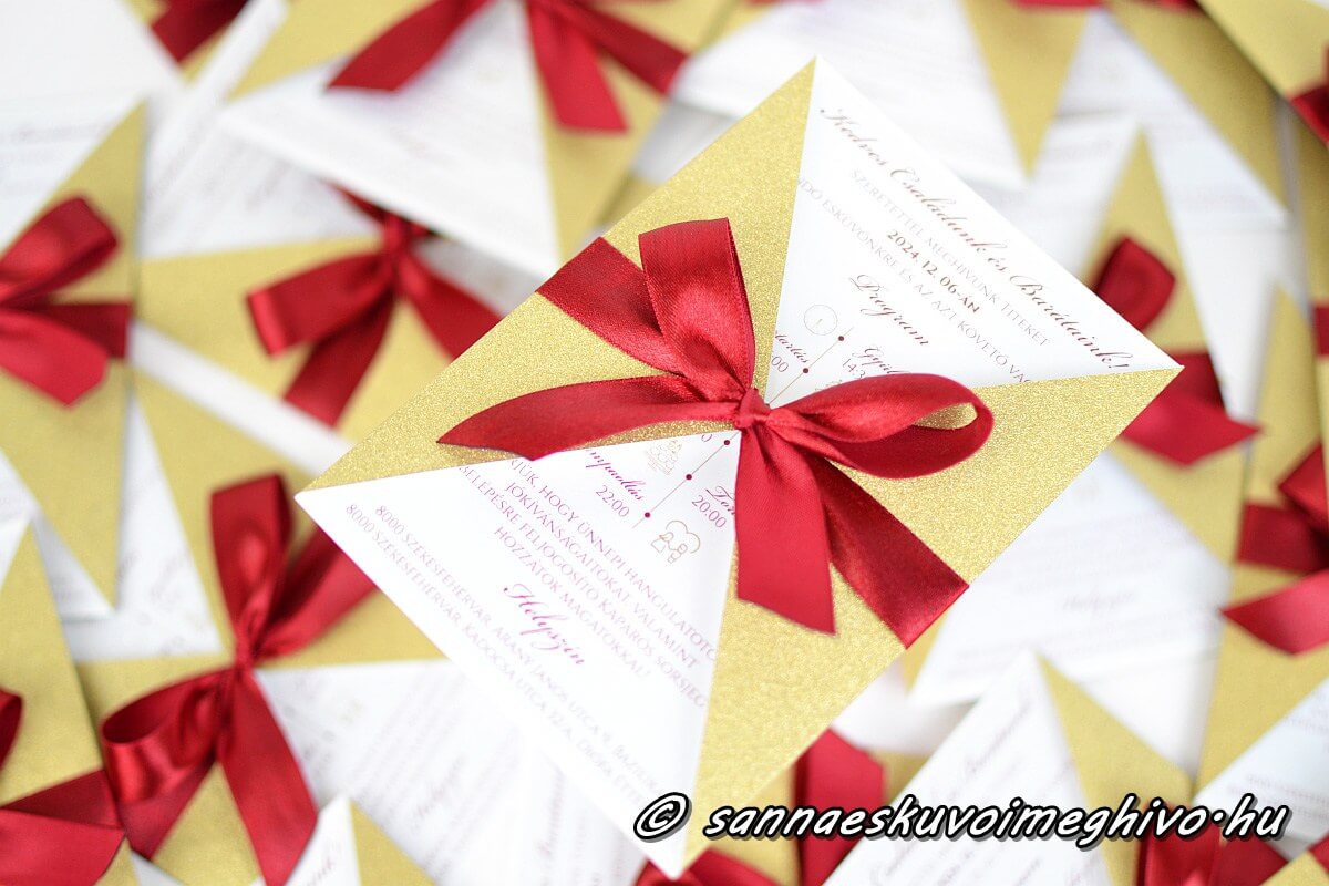 eskuvoi-meghivo-csillogo-new-york-sannaeskuvoimeghivo-250329 Csillogó New York meghívó arany papíron bordó szalaggal