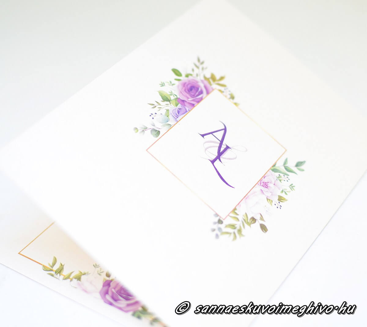 geometrikus-viragok-eskuvoi-meghivo-sannaeskuvoimeghivo-2502153 Monogram az arany keret és lila virágok a meghívó hátsó oldalán