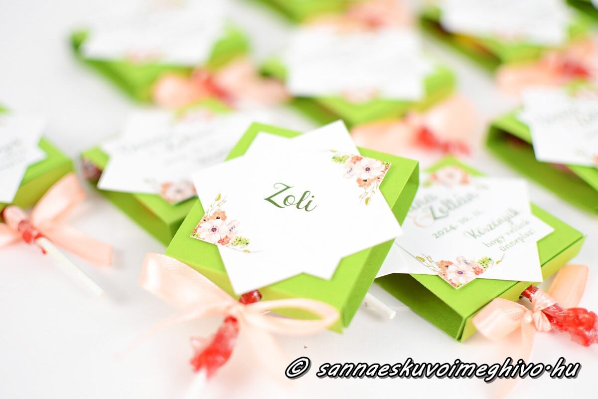 nyaloka-eskuvoi-koszonetajandek-sannaeskuvoimeghivo-2409152 Nyalóka esküvői köszönetajándék zöld és fehér papírokból virágcsokrokkal díszítve plusz Ültetőkártya