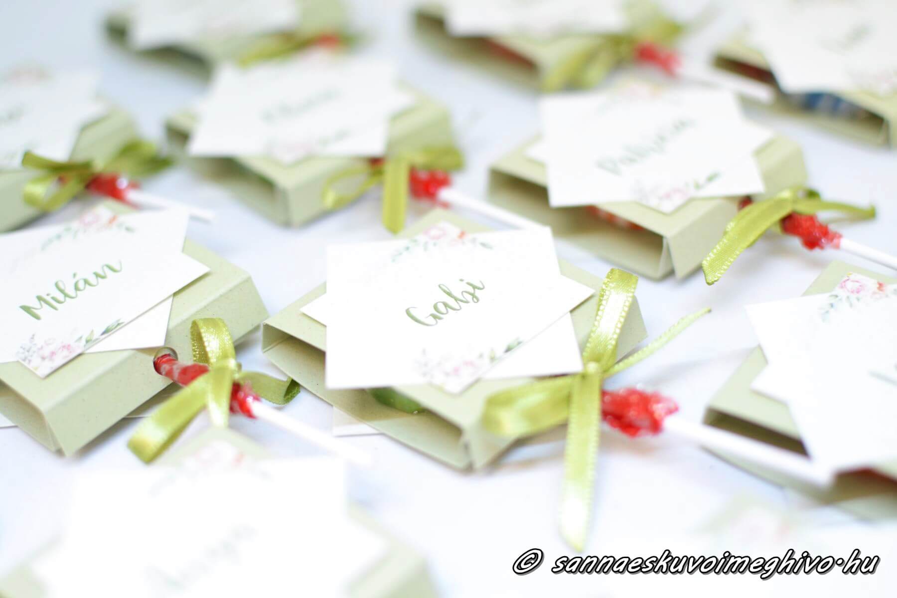 nyaloka-koszonoajandek-sannaeskuvoimeghivo-2205302 Ültetőkártya nyalóka