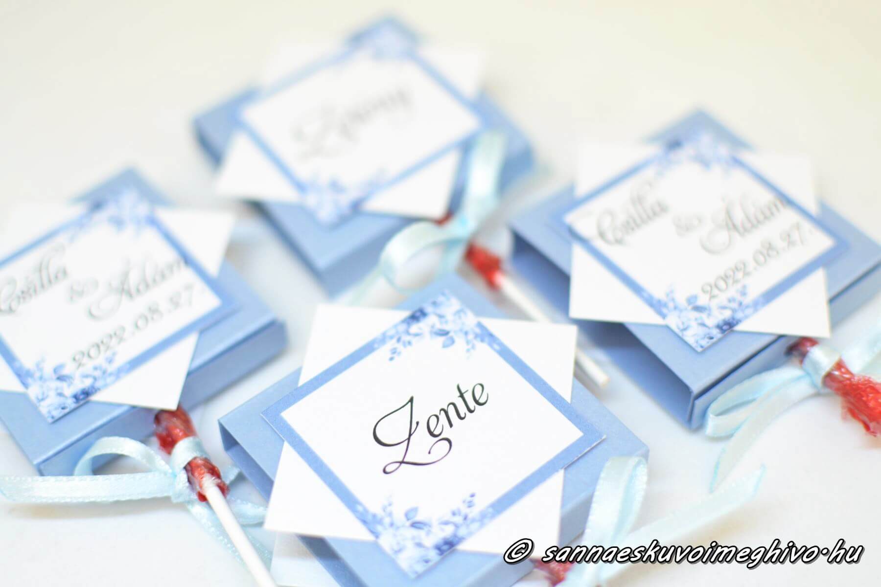 nyaloka-koszonoajandek-sannaeskuvoimeghivo2208171 Kék névvel ellátott nyalóka vendégajándék