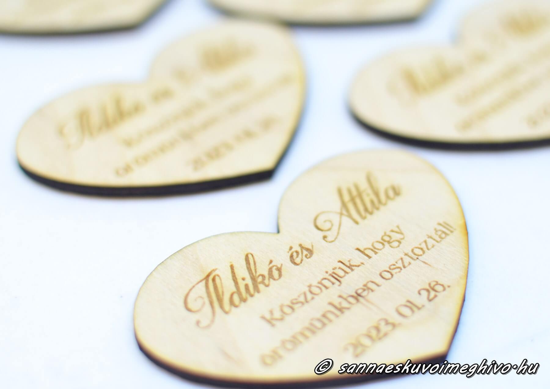 sziv-alaku-hutomagnes-sannaeskuvoimeghivo-2309061 Szív alakú hűtőmágnes az ifjú pár nevével