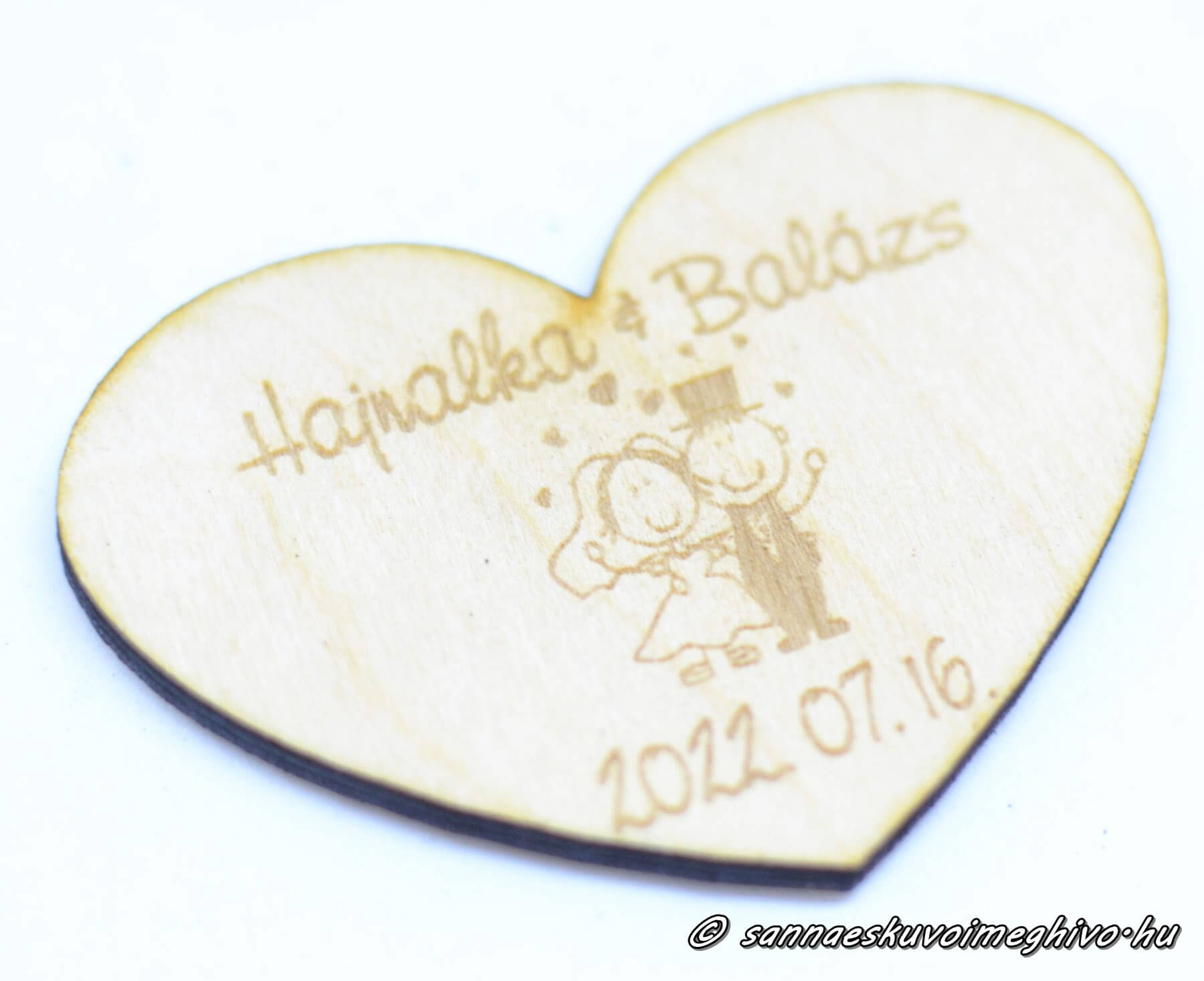 sziv-hutomagnes-sannaeskuvoimeghivo2207283 Szív hűtőmágnes fából ifjú párral